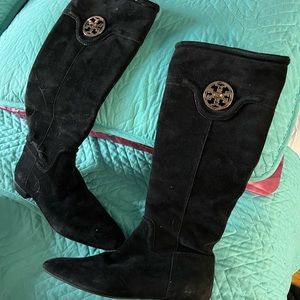 Botas usadas size 7 color negro está cómo nueva solo la use dos veces